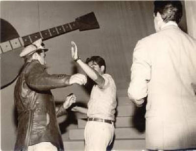 Vigilante Rodoviário® 1961  Bastidores dirigindo cena de luta , com Vigilante Carlos