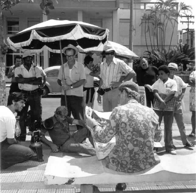 O Super Manso  De costas sentado, Cazaré. Ary sentado ao chão e equipe.  Filmagens realizadas no Guarujá