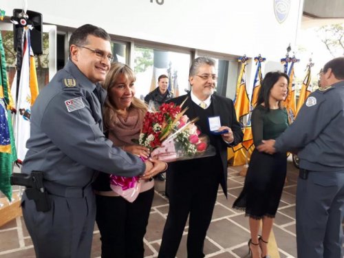 Familiares recebem a homenagem do Sub Comandante da Polícia Militar do Estado de São Paulo, Mauro Ricciarelli 
